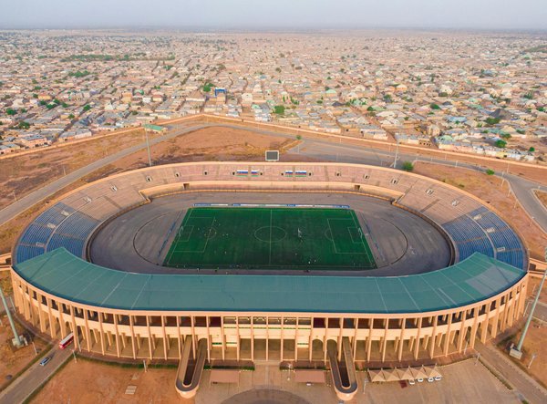 What are the effects of high-altitude training on muscle endurance?